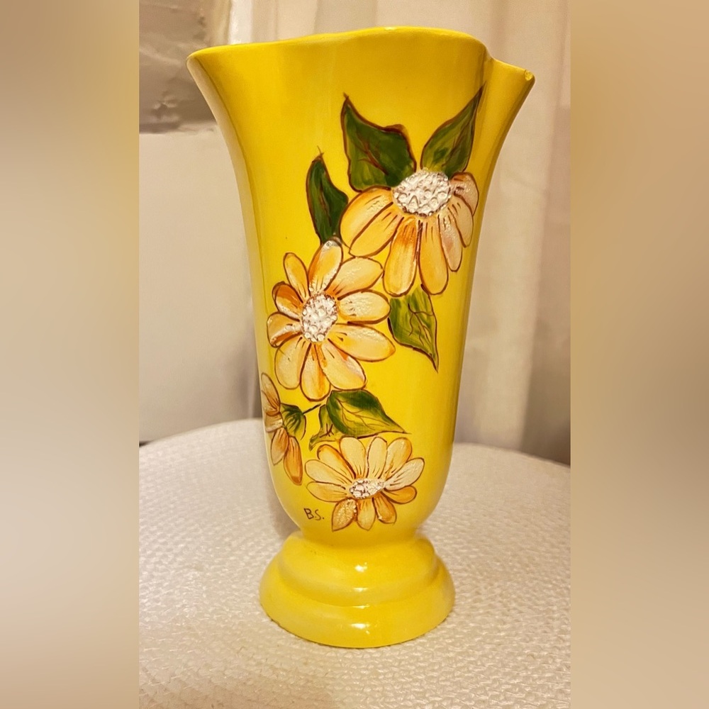 ViTG Holland mold yellow vase initials B.S. bottom lw/ raised yellow dai…